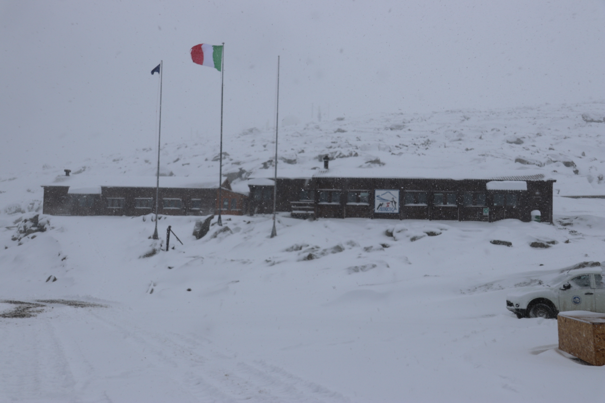 stazione Mario Zucchelli innevata1