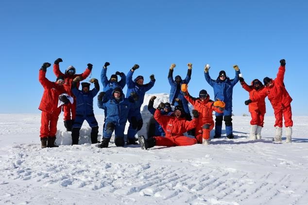 Gruppo dei 13 partecipanti al 18° winter over a Concordia