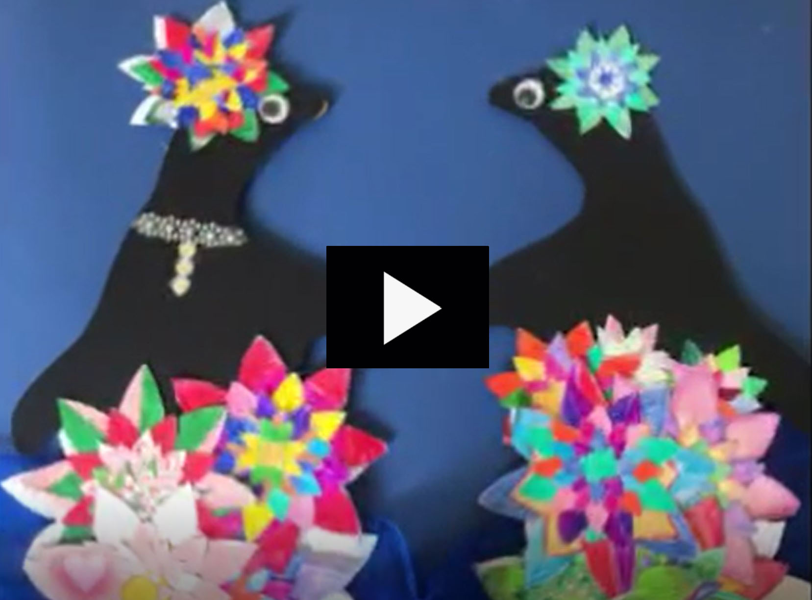 immagine delle sagome di due pinguini decorati dagli alunni che apre il link al video con testi in inglese