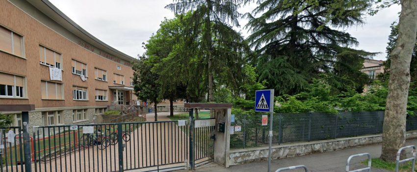ingresso del plesso scolastico della scuola primaria Aurelio Saffi di Forlì