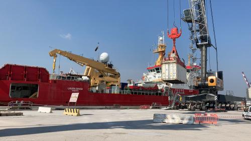 Operazioni di scarico container  dalla nave Laura Bassi nel porto di Ravenna