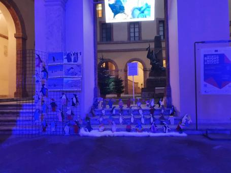 Stand con sagome pinguini presso Università di Siena in occasione del Bright Night 2020