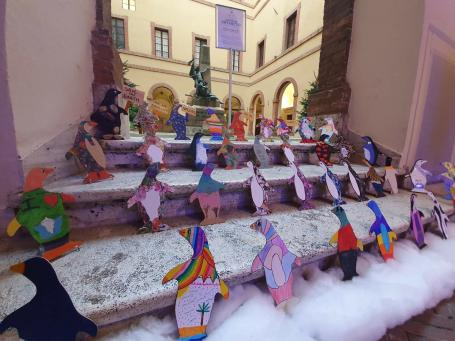 Sagome pinguini decorate  dagli alunni della scuola primaria Peruzzi di Siena