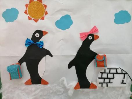 Sagome di pinguino di Adelie decorate dagli studenti della quinta A e quinta Escuola primaria Bagnera di Bagheria (Pa)  