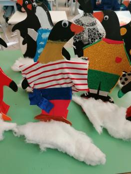 Sagoma di pinguino di Adelie decorata dagli studenti della quinta A e quinta Escuola primaria Bagnera di Bagheria (Pa)  