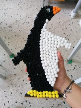 Sagoma di pinguino di Adelie decorata dagli studenti della quinta A e quinta Escuola primaria Bagnera di Bagheria (Pa) 