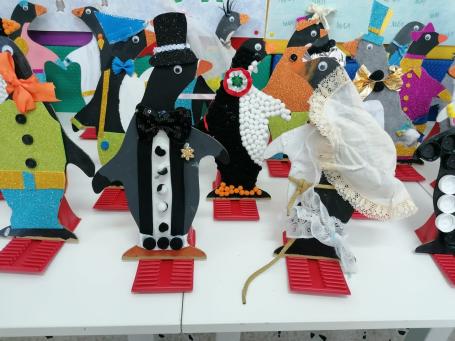 Sagome di pinguino di Adelie decorate dagli studenti della quinta A e quinta Escuola primaria Bagnera di Bagheria (Pa) 