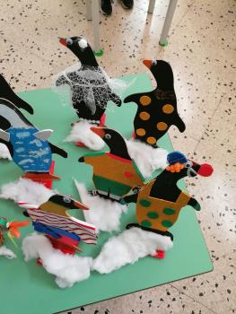 Sagome di pinguino di Adelie decorati dagli studenti della quinta A e quinta Escuola primaria Bagnera di Bagheria (Pa)