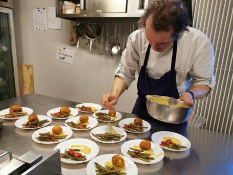 Lo chef Marco Smerilli al lavoro