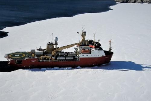 La nave Laura Bassi in viaggio verso la Stazione Mario Zucchelli