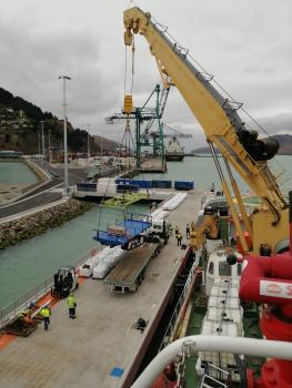 Operazioni di scarico container dalla nave Laura Bassi nel porto di Ravenna