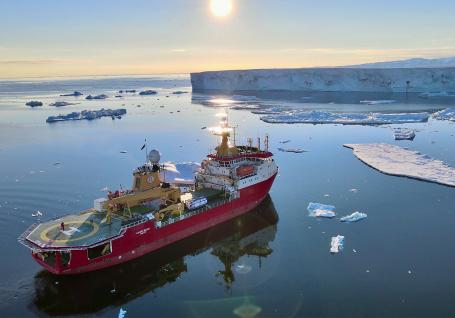 la nave rompighiaccio italiana Laura Bassi